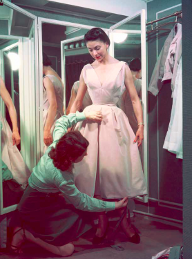 In de jaren 50 was een wespentaille noodzakelijk om in een jurk van Dior te passen