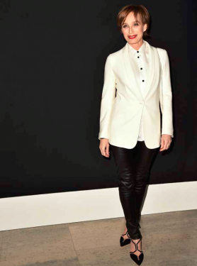 Actrice Kristin Scott Thomas (1960) draagt haar leren broek klassiek en stijlvol.