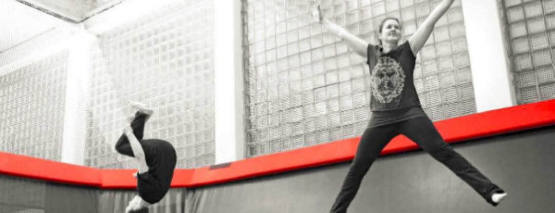 Speelkwartier! Céline springt op de trampoline