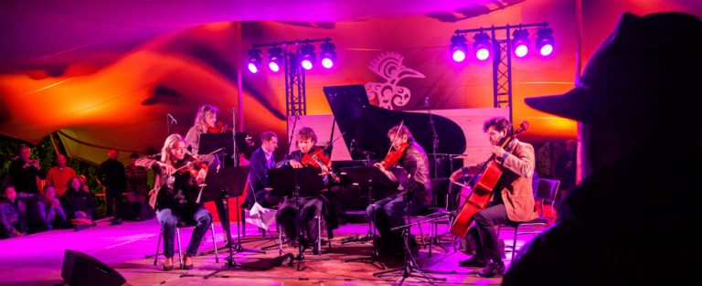 Niks stille zaal! Klassieke muziek in de natuur