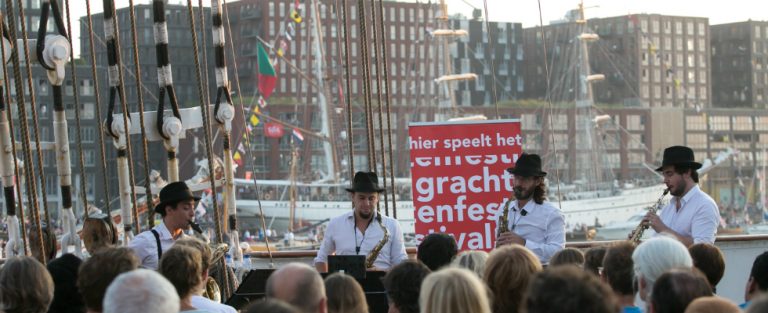 Violisten in de gracht & fluitisten in de tram