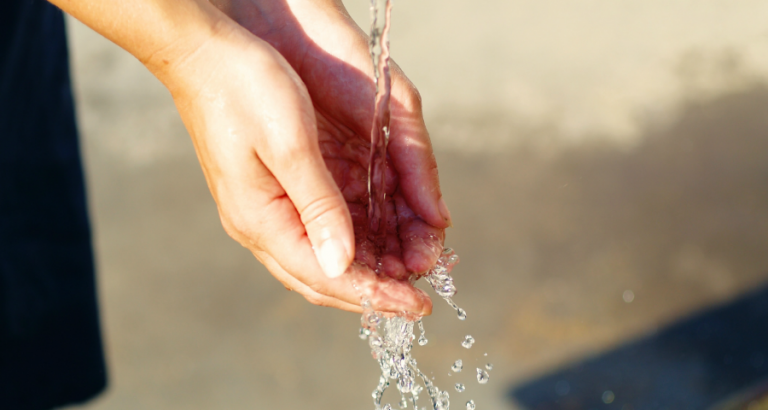 Handen wassen voor het plassen