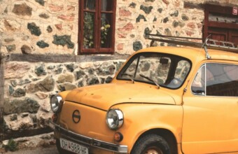 Klassieke auto’s tegen een retro decor