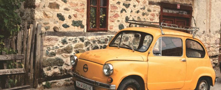 Klassieke auto’s tegen een retro decor