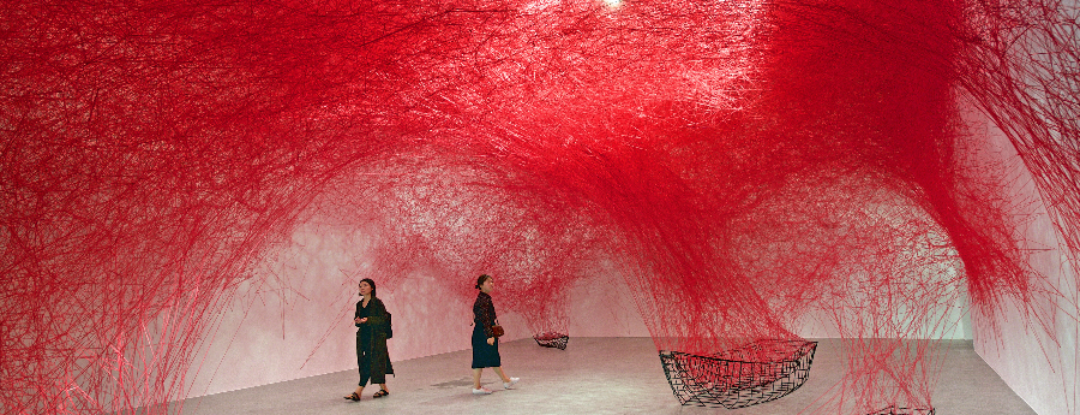 Verbluffende installatie van Chiharu Shiota