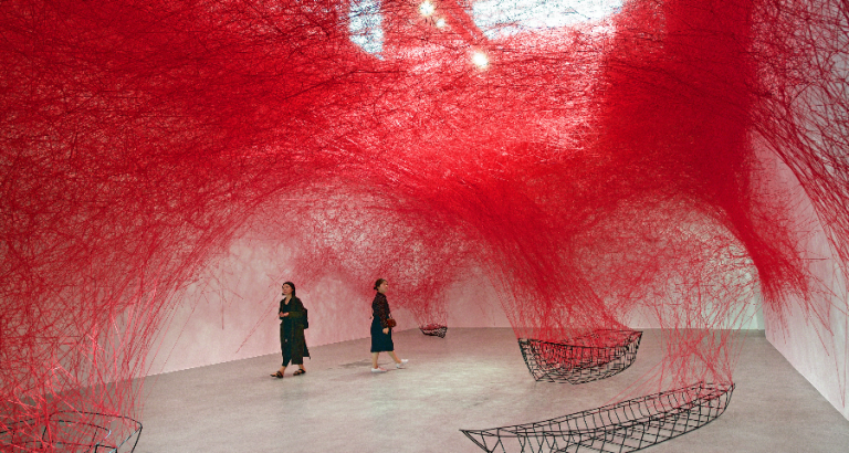 Verbluffende installatie van Chiharu Shiota