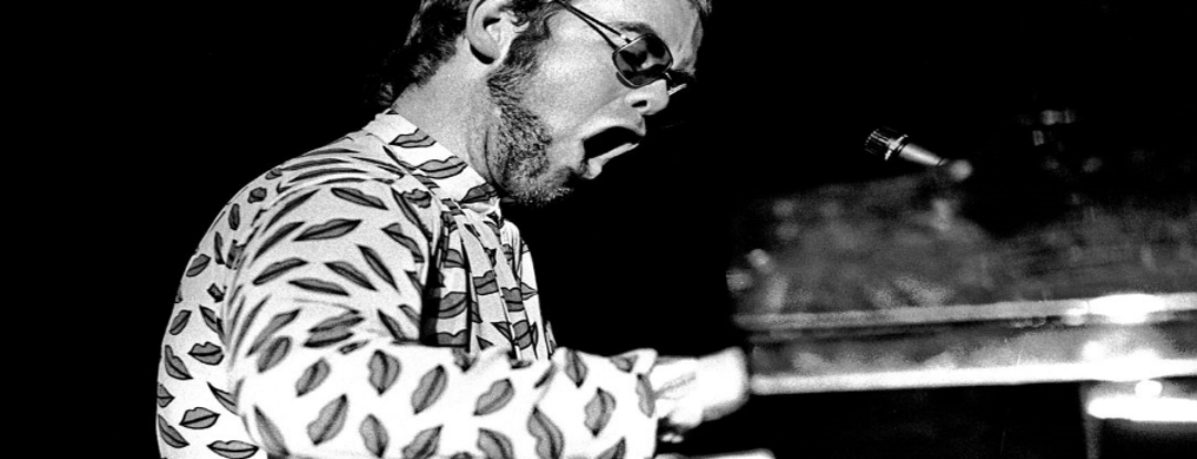 Elton John smijt met hits
