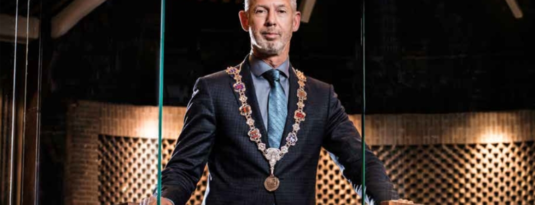 Een popster met een ambtsketen