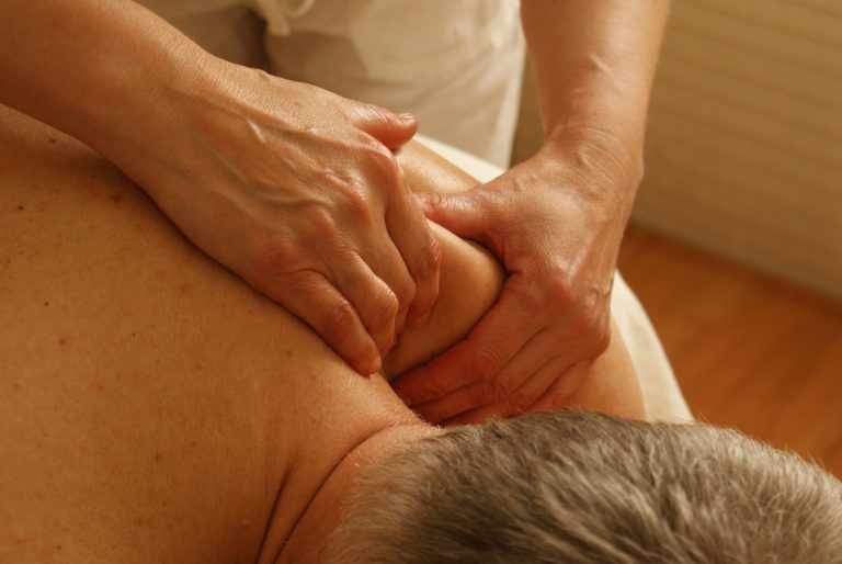 5 loswrikkende tips voor vastzittende schouders