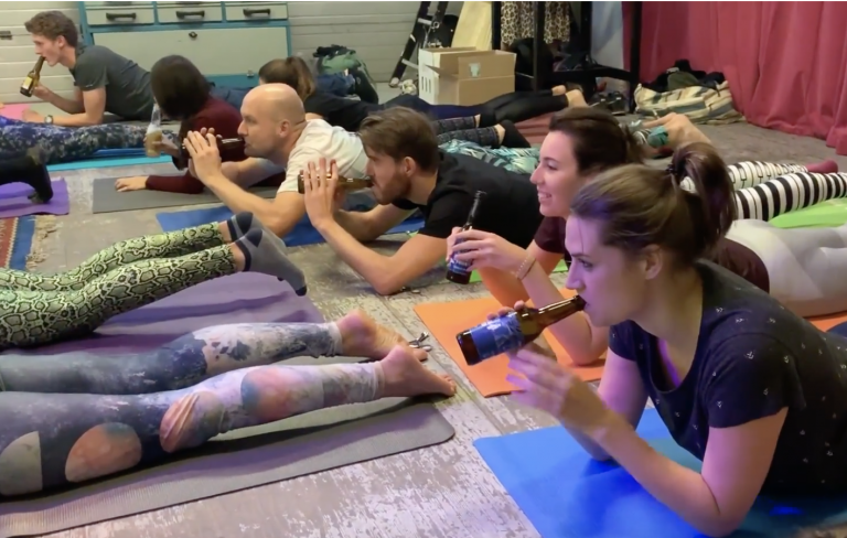 Yoga met een flesje bier, een joint of een geit. Daar raak je heel ontspannen van.