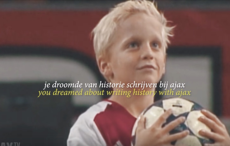 Lief! Ajax-speler Donny van de Beek als ballenjongen bij Ajax