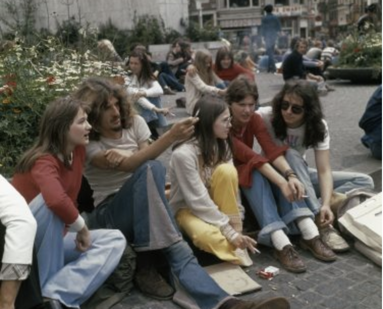 Leuk om naar te kijken: zomerse plaatjes van hippies in Amsterdam uit de jaren 60 en 70