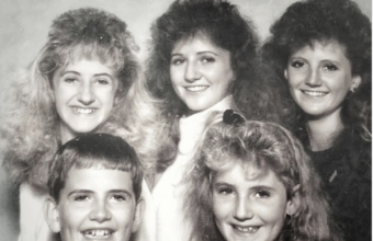 Touperen, opspuiten, permanenten. In de jaren 80 hadden mensen gek haar