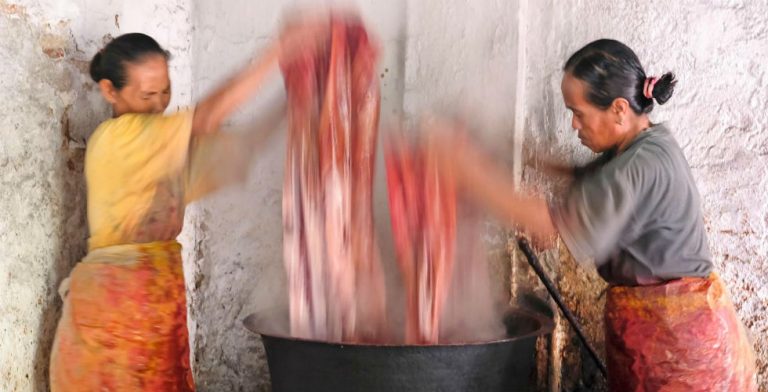 Op zoek naar de verhalen achter de eeuwenoude verftechniek batik