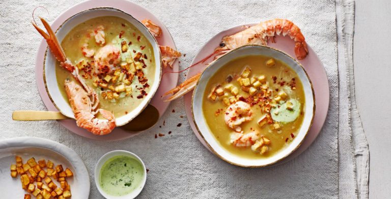 Langoustinesoep met knoflook, aardappel en korianderroom