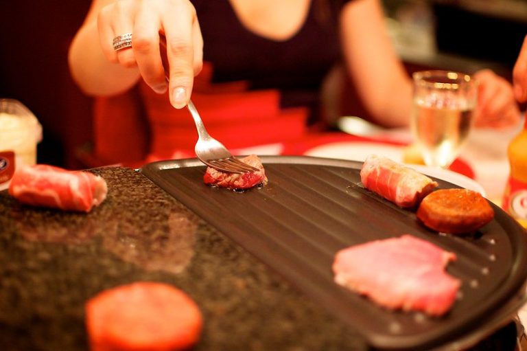 Gourmetten? Zo voorkom je dat het hele huis stinkt