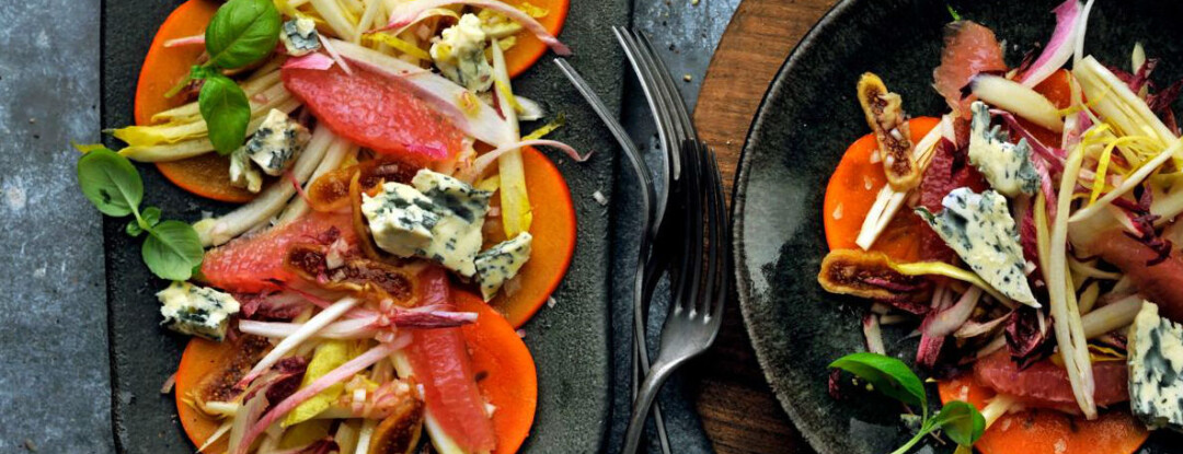 Heerlijke lofsalade met kaki, vijgen-dressing en basilicumolie
