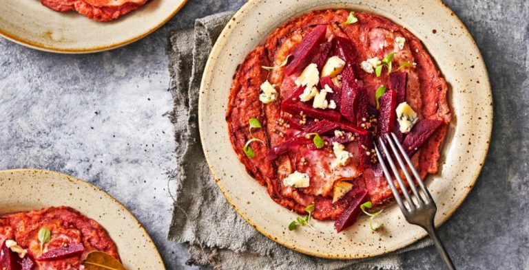 Bieten-spekpannenkoek met blauwe kaas en bietenzoetzuur