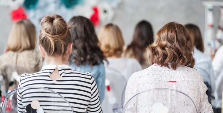 Wat is het toch dat vrouwen elkaar zo genadeloos kunnen afvallen?