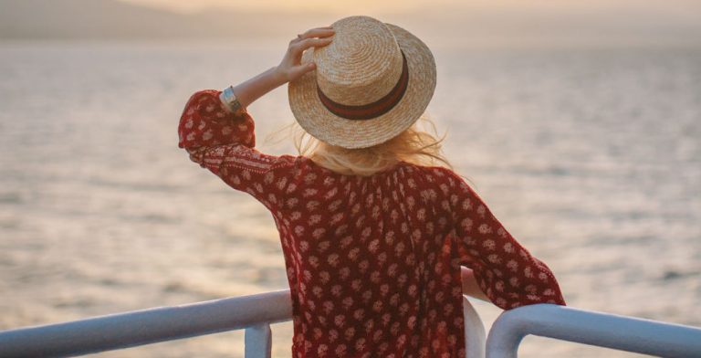 Opwaaiende zomerjurken, luchtige bloesjes en fladderende broeken