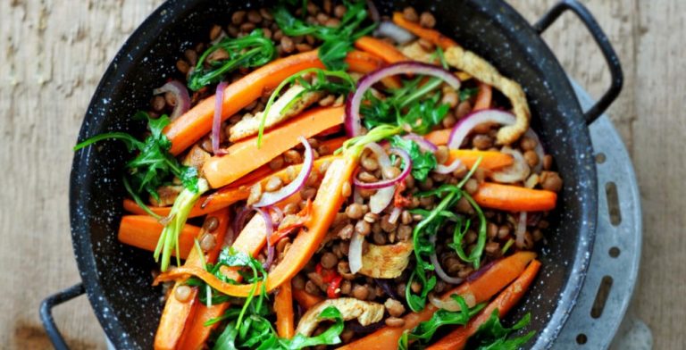 Heerlijke kalkoenfilet met linzen, wortel en rucola