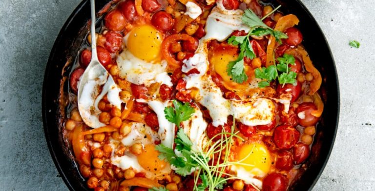 Zet vanavond deze kikkererwten-shakshuka met harissayoghurt op tafel