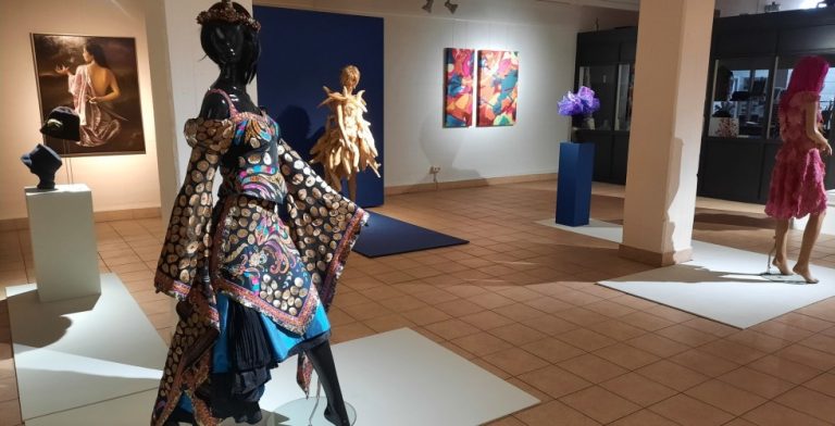 Bloemen + kleding = tentoonstelling