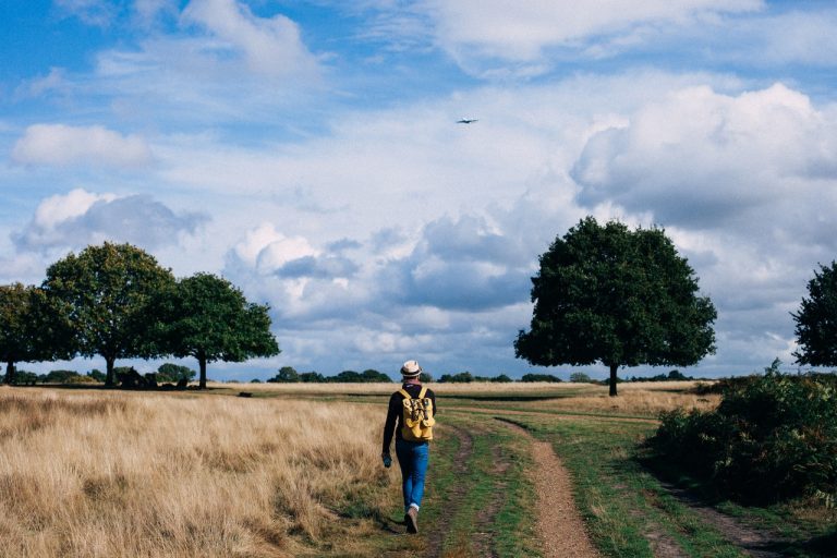 ‘Ik heb mijn oude gympen aan in een poging blaarloos te lopen’