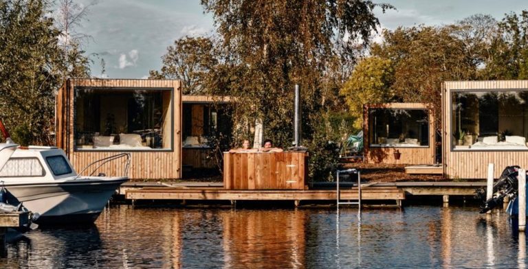 Wakker worden in een houten havenhuisje