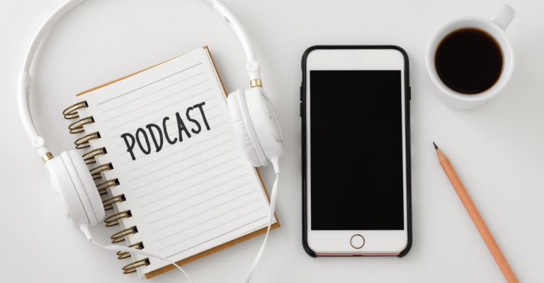 3 nieuwe podcasts die je zeker wil beluisteren