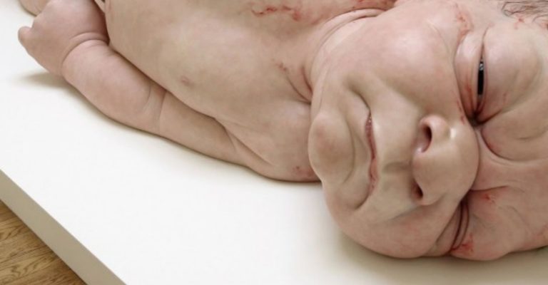 De hyperrealistische sculpturen van Ron Mueck