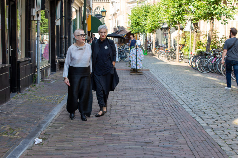 Gespot door Misja: Joke en Marja