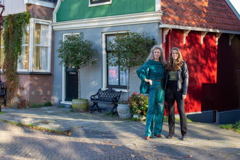 Gespot door Misja: Hanneke en Lisa