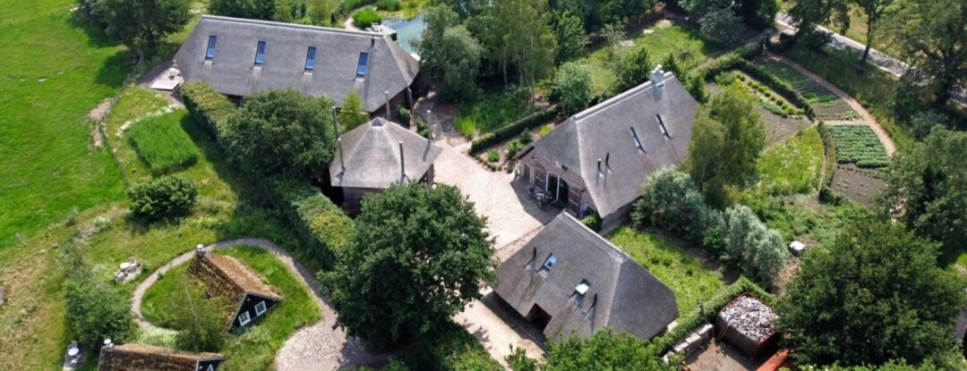 Wakker worden in een knusse plaggenhut