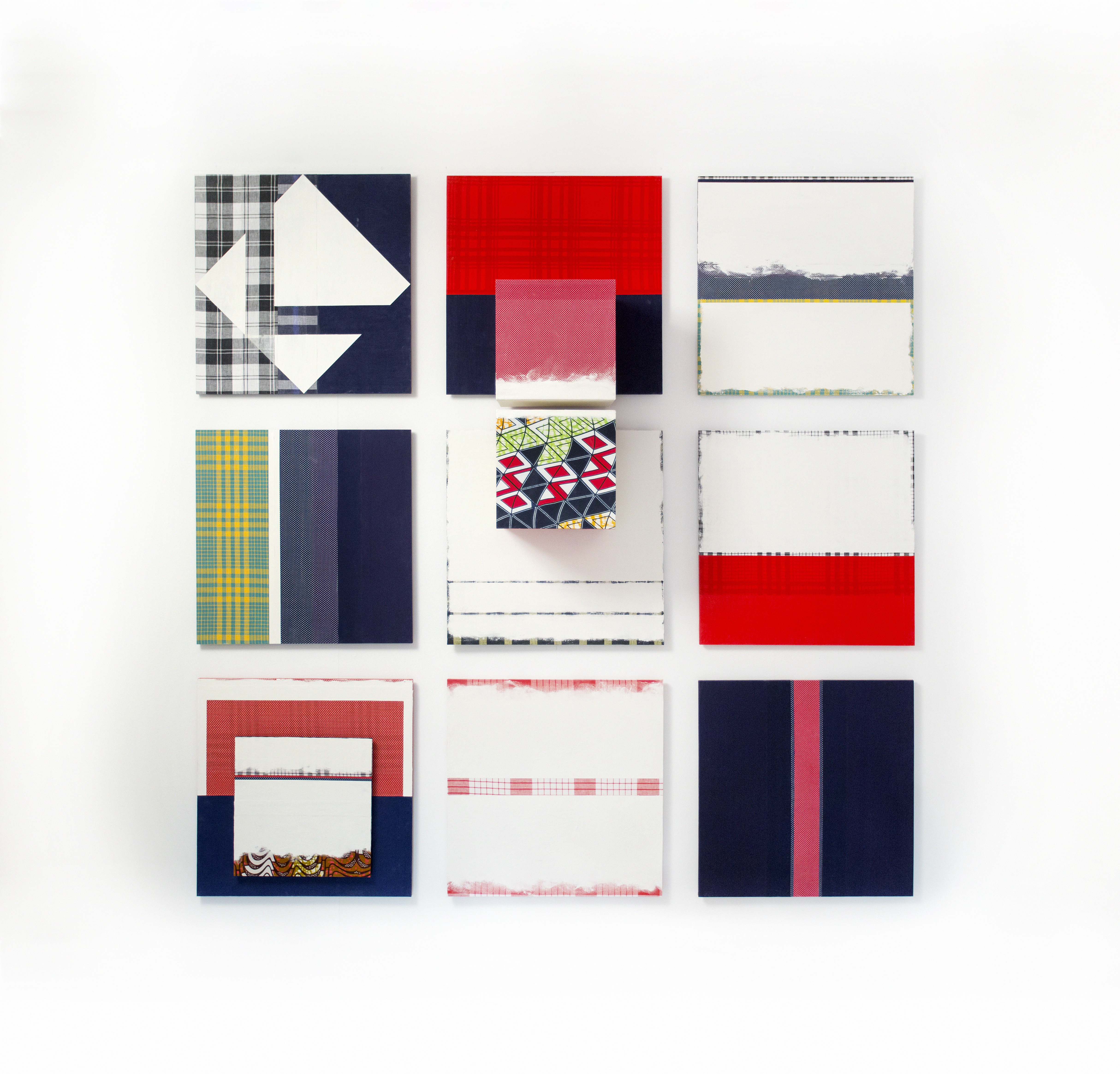 FODU. Composition 24, special gemaakt van 24 panelen. Hout, textiel, kaolien, 2015.